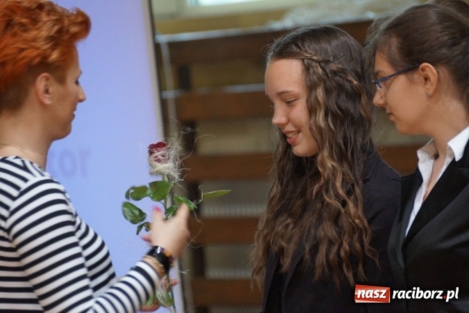 Zdjęcie w galerii na portalu naszraciborz.pl: Najlepsi uczniowie wyróżnieni na święcie szkoły w Nędzy wiadomości z regionu