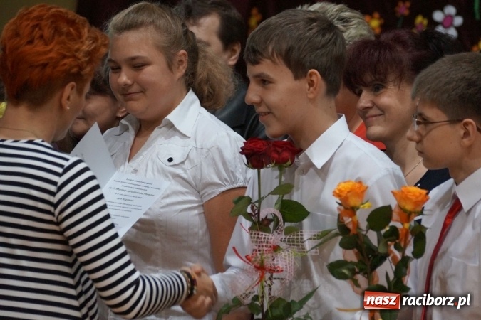 Zdjęcie w galerii na portalu naszraciborz.pl: Najlepsi uczniowie wyróżnieni na święcie szkoły w Nędzy wiadomości z regionu