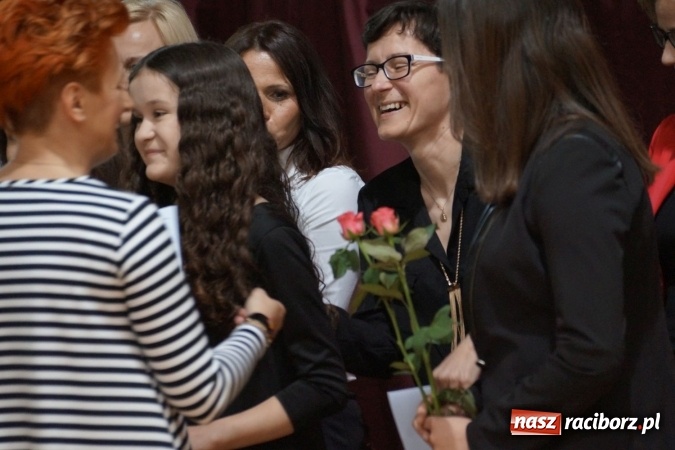Zdjęcie w galerii na portalu naszraciborz.pl: Najlepsi uczniowie wyróżnieni na święcie szkoły w Nędzy wiadomości z regionu