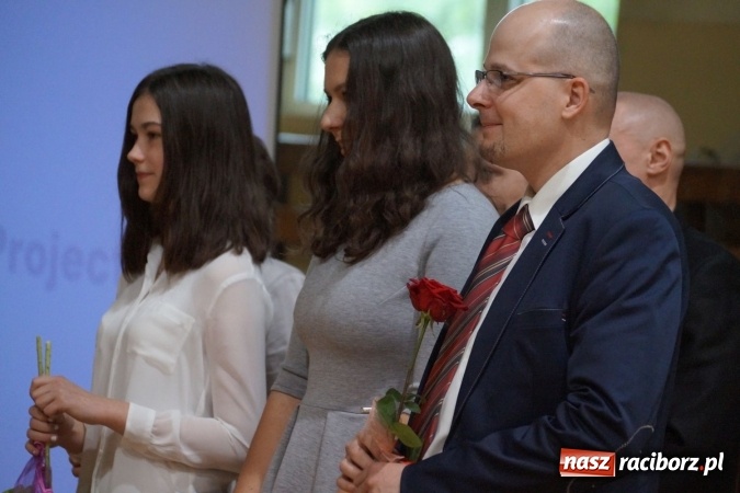 Zdjęcie w galerii na portalu naszraciborz.pl: Najlepsi uczniowie wyróżnieni na święcie szkoły w Nędzy wiadomości z regionu