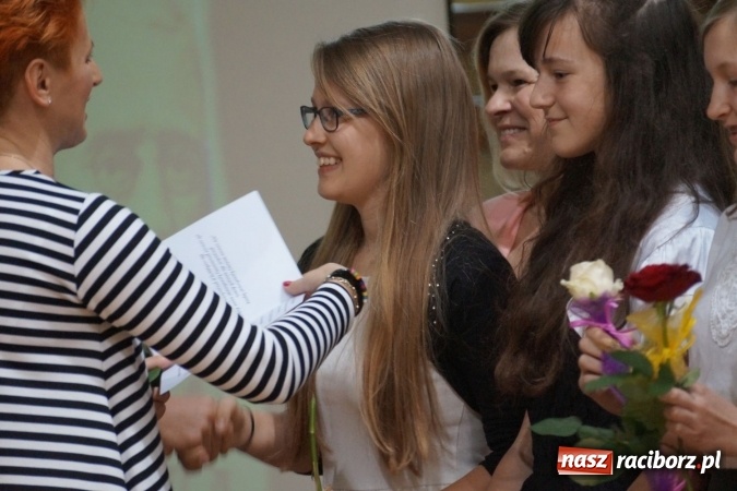Zdjęcie w galerii na portalu naszraciborz.pl: Najlepsi uczniowie wyróżnieni na święcie szkoły w Nędzy wiadomości z regionu