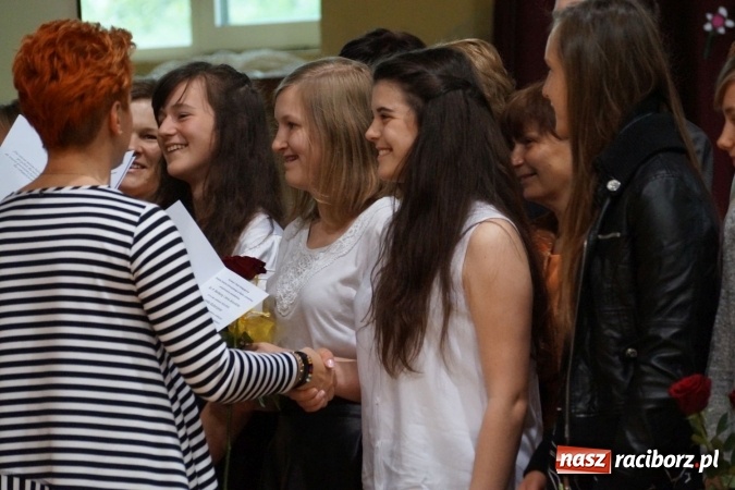 Zdjęcie w galerii na portalu naszraciborz.pl: Najlepsi uczniowie wyróżnieni na święcie szkoły w Nędzy wiadomości z regionu