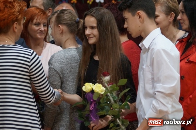 Zdjęcie w galerii na portalu naszraciborz.pl: Najlepsi uczniowie wyróżnieni na święcie szkoły w Nędzy wiadomości z regionu