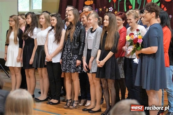 Zdjęcie w galerii na portalu naszraciborz.pl: Najlepsi uczniowie wyróżnieni na święcie szkoły w Nędzy wiadomości z regionu