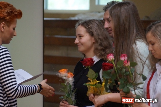 Zdjęcie w galerii na portalu naszraciborz.pl: Najlepsi uczniowie wyróżnieni na święcie szkoły w Nędzy wiadomości z regionu