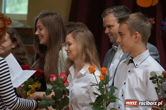 Zdjęcie w galerii na portalu naszraciborz.pl: Najlepsi uczniowie wyróżnieni na święcie szkoły w Nędzy wiadomości z regionu