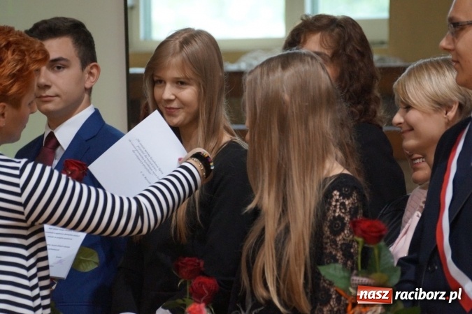 Zdjęcie w galerii na portalu naszraciborz.pl: Najlepsi uczniowie wyróżnieni na święcie szkoły w Nędzy wiadomości z regionu
