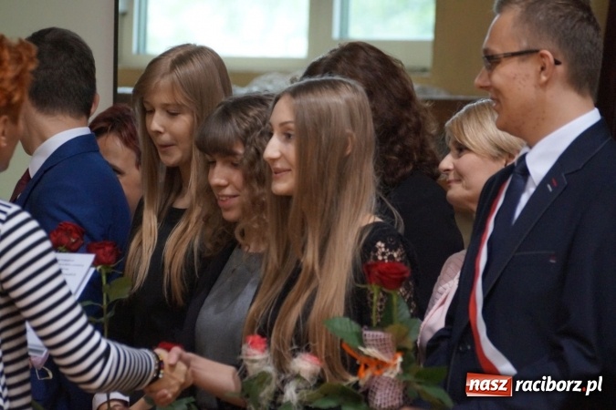 Zdjęcie w galerii na portalu naszraciborz.pl: Najlepsi uczniowie wyróżnieni na święcie szkoły w Nędzy wiadomości z regionu