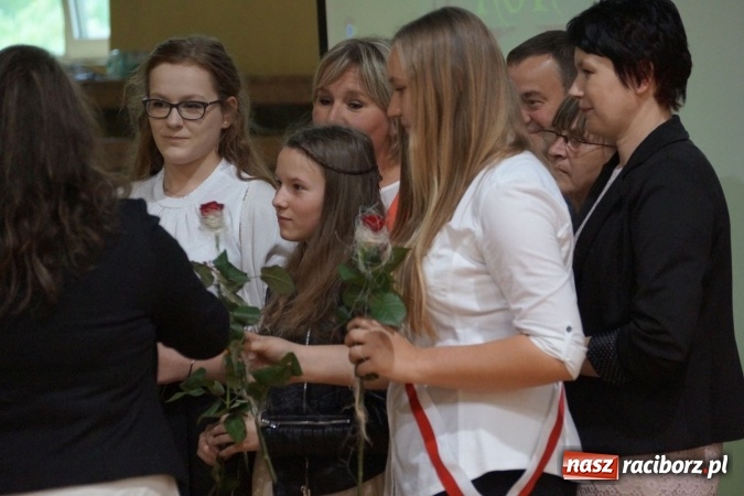Zdjęcie w galerii na portalu naszraciborz.pl: Najlepsi uczniowie wyróżnieni na święcie szkoły w Nędzy wiadomości z regionu