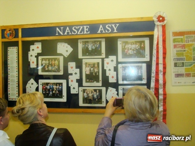 Zdjęcie w galerii na portalu naszraciborz.pl: Najlepsi uczniowie wyróżnieni na święcie szkoły w Nędzy wiadomości z regionu