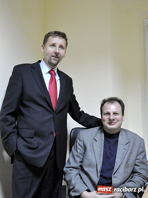 Zdjęcie w galerii na portalu naszraciborz.pl: Dr Migalski przyjmuje przed kościołem wiadomości z regionu