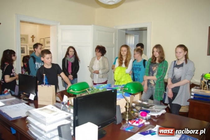 Zdjęcie w galerii na portalu naszraciborz.pl: Odwiedziny uczniów Gimnazjum nr 5 w Opolu  wiadomości z regionu