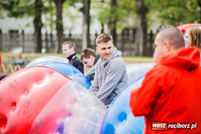 Zdjęcie w galerii na portalu naszraciborz.pl: Bitwa na balony i Fight Ball w pierwszy dzień Raciborskich Juwenaliów wiadomości z regionu