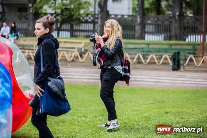 Zdjęcie w galerii na portalu naszraciborz.pl: Bitwa na balony i Fight Ball w pierwszy dzień Raciborskich Juwenaliów wiadomości z regionu