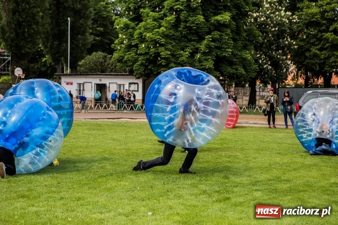 Zdjęcie w galerii na portalu naszraciborz.pl: Bitwa na balony i Fight Ball w pierwszy dzień Raciborskich Juwenaliów wiadomości z regionu