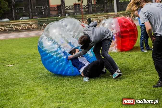 Zdjęcie w galerii na portalu naszraciborz.pl: Bitwa na balony i Fight Ball w pierwszy dzień Raciborskich Juwenaliów wiadomości z regionu