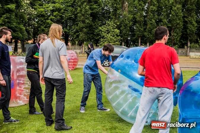 Zdjęcie w galerii na portalu naszraciborz.pl: Bitwa na balony i Fight Ball w pierwszy dzień Raciborskich Juwenaliów wiadomości z regionu