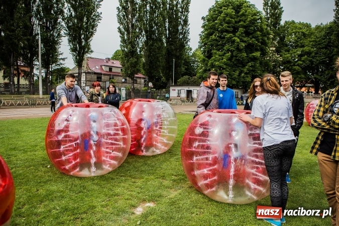 Zdjęcie w galerii na portalu naszraciborz.pl: Bitwa na balony i Fight Ball w pierwszy dzień Raciborskich Juwenaliów wiadomości z regionu