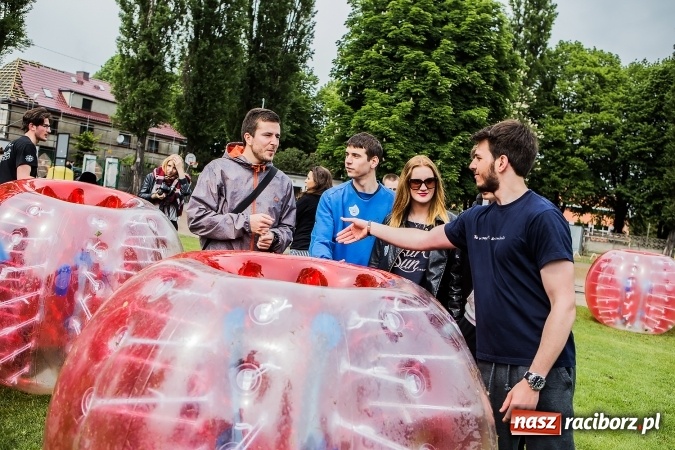 Zdjęcie w galerii na portalu naszraciborz.pl: Bitwa na balony i Fight Ball w pierwszy dzień Raciborskich Juwenaliów wiadomości z regionu