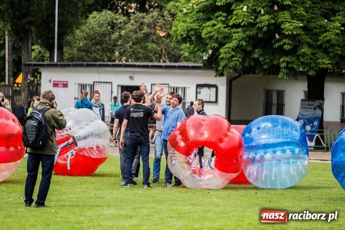 Zdjęcie w galerii na portalu naszraciborz.pl: Bitwa na balony i Fight Ball w pierwszy dzień Raciborskich Juwenaliów wiadomości z regionu