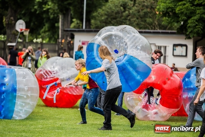 Zdjęcie w galerii na portalu naszraciborz.pl: Bitwa na balony i Fight Ball w pierwszy dzień Raciborskich Juwenaliów wiadomości z regionu