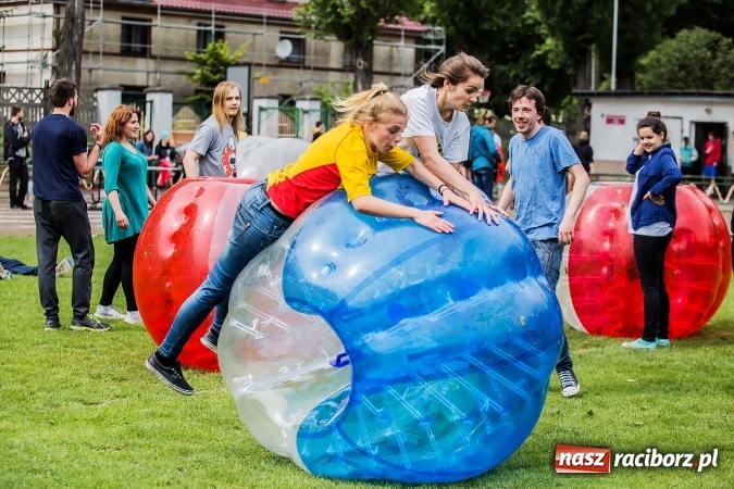 Zdjęcie w galerii na portalu naszraciborz.pl: Bitwa na balony i Fight Ball w pierwszy dzień Raciborskich Juwenaliów wiadomości z regionu