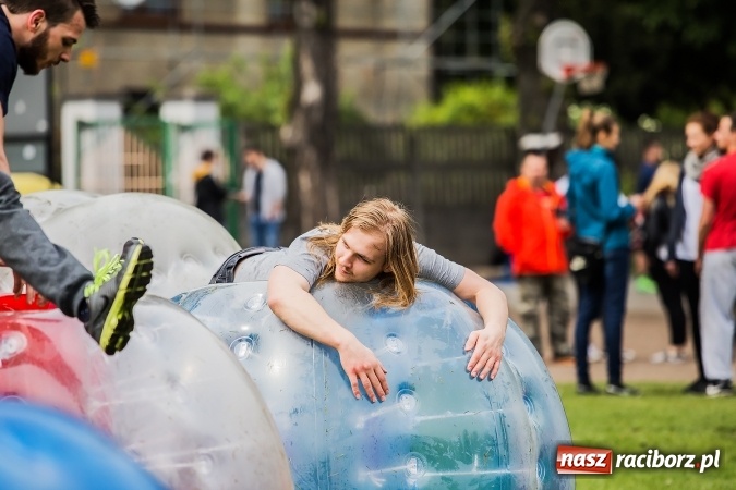 Zdjęcie w galerii na portalu naszraciborz.pl: Bitwa na balony i Fight Ball w pierwszy dzień Raciborskich Juwenaliów wiadomości z regionu