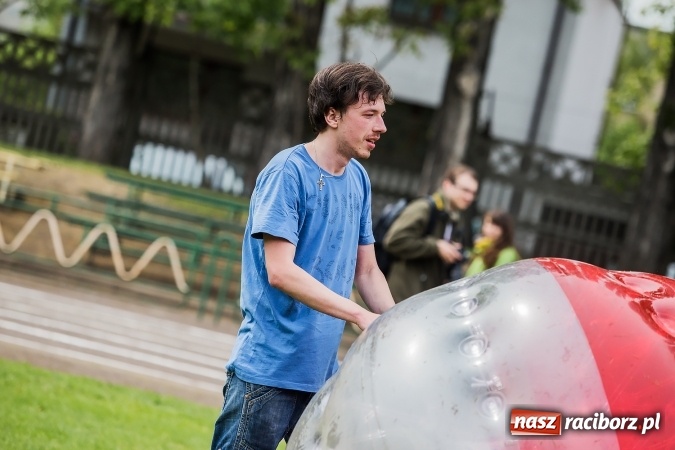 Zdjęcie w galerii na portalu naszraciborz.pl: Bitwa na balony i Fight Ball w pierwszy dzień Raciborskich Juwenaliów wiadomości z regionu