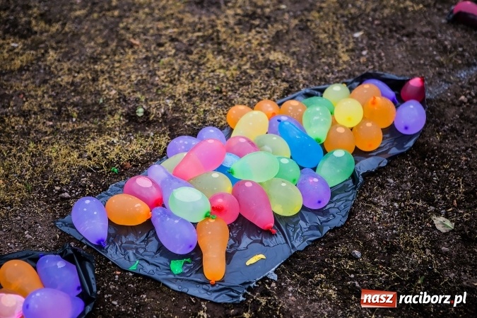Zdjęcie w galerii na portalu naszraciborz.pl: Bitwa na balony i Fight Ball w pierwszy dzień Raciborskich Juwenaliów wiadomości z regionu