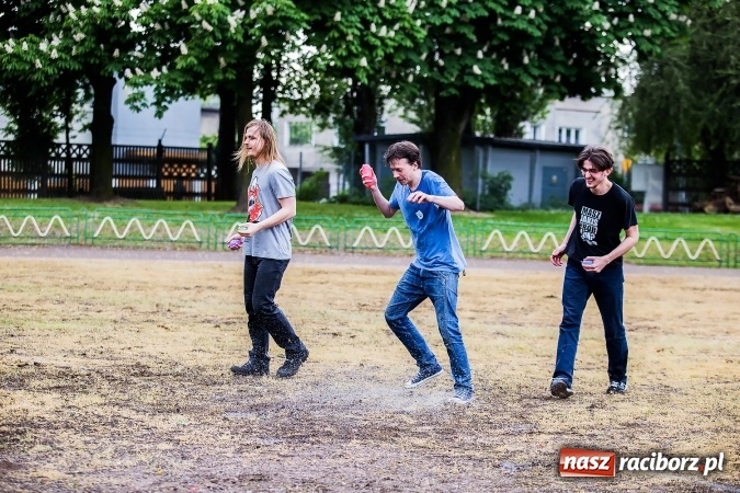 Zdjęcie w galerii na portalu naszraciborz.pl: Bitwa na balony i Fight Ball w pierwszy dzień Raciborskich Juwenaliów wiadomości z regionu