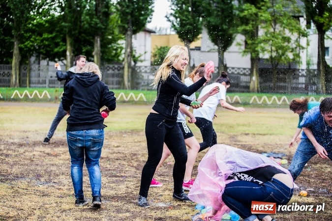 Zdjęcie w galerii na portalu naszraciborz.pl: Bitwa na balony i Fight Ball w pierwszy dzień Raciborskich Juwenaliów wiadomości z regionu