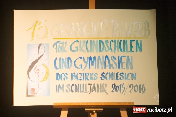 Zdjęcie w galerii na portalu naszraciborz.pl: W Młodzieżowym Domu Kultury śpiewali po niemiecku wiadomości z regionu