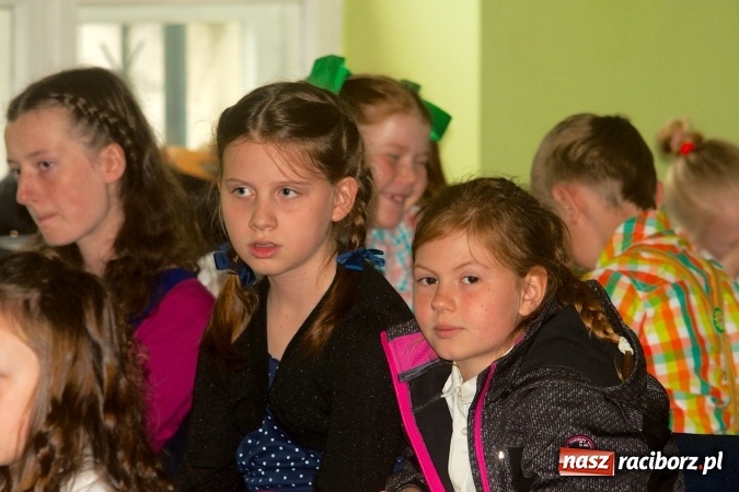 Zdjęcie w galerii na portalu naszraciborz.pl: W Młodzieżowym Domu Kultury śpiewali po niemiecku wiadomości z regionu