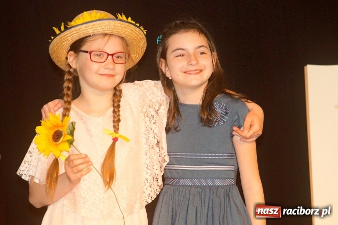 Zdjęcie w galerii na portalu naszraciborz.pl: W Młodzieżowym Domu Kultury śpiewali po niemiecku wiadomości z regionu