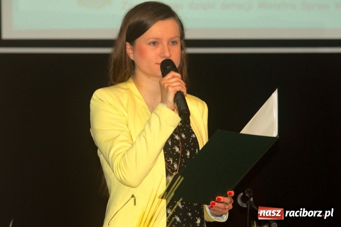 Zdjęcie w galerii na portalu naszraciborz.pl: W Młodzieżowym Domu Kultury śpiewali po niemiecku wiadomości z regionu