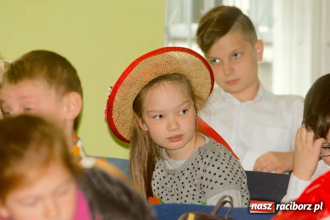 Zdjęcie w galerii na portalu naszraciborz.pl: W Młodzieżowym Domu Kultury śpiewali po niemiecku wiadomości z regionu