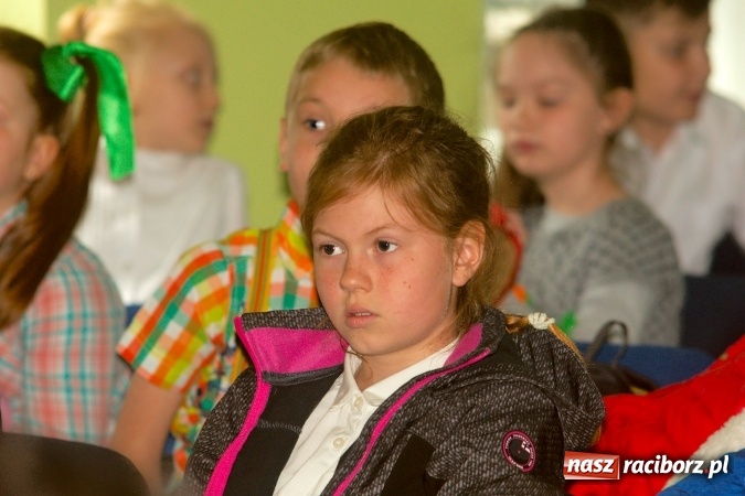 Zdjęcie w galerii na portalu naszraciborz.pl: W Młodzieżowym Domu Kultury śpiewali po niemiecku wiadomości z regionu