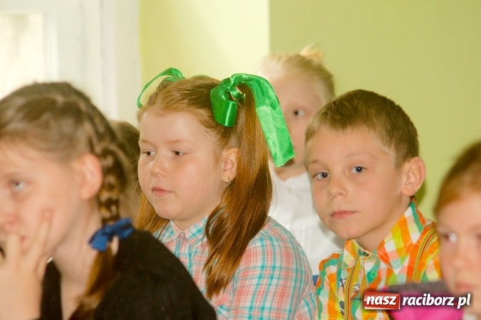 Zdjęcie w galerii na portalu naszraciborz.pl: W Młodzieżowym Domu Kultury śpiewali po niemiecku wiadomości z regionu