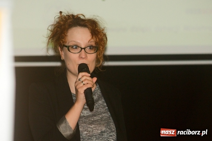 Zdjęcie w galerii na portalu naszraciborz.pl: W Młodzieżowym Domu Kultury śpiewali po niemiecku wiadomości z regionu