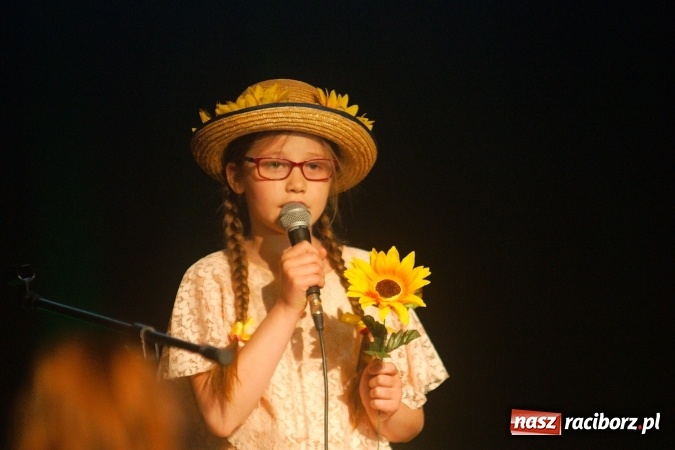 Zdjęcie w galerii na portalu naszraciborz.pl: W Młodzieżowym Domu Kultury śpiewali po niemiecku wiadomości z regionu