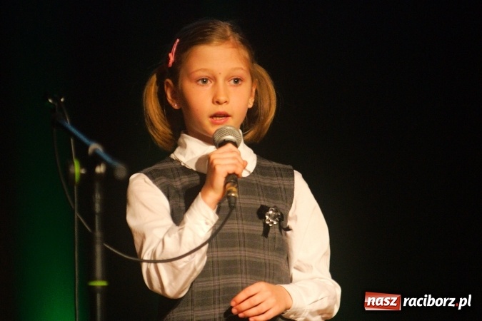 Zdjęcie w galerii na portalu naszraciborz.pl: W Młodzieżowym Domu Kultury śpiewali po niemiecku wiadomości z regionu