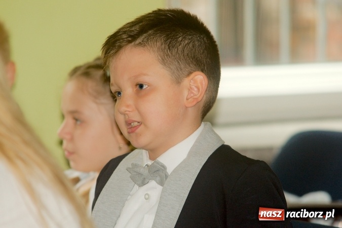 Zdjęcie w galerii na portalu naszraciborz.pl: W Młodzieżowym Domu Kultury śpiewali po niemiecku wiadomości z regionu