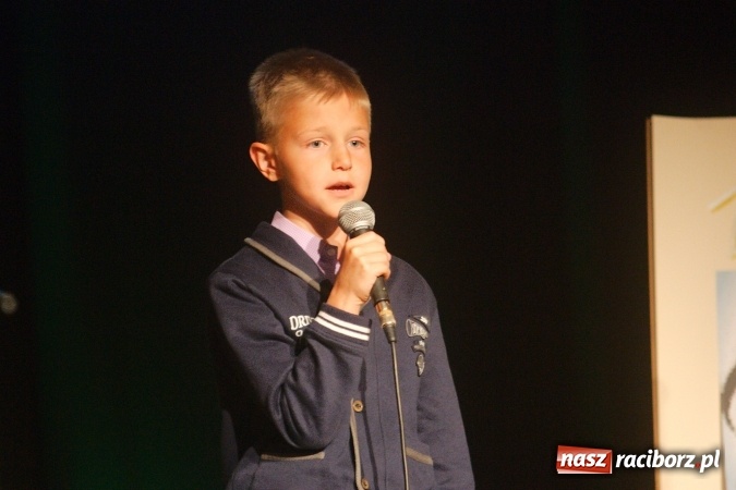 Zdjęcie w galerii na portalu naszraciborz.pl: W Młodzieżowym Domu Kultury śpiewali po niemiecku wiadomości z regionu