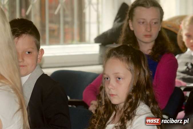 Zdjęcie w galerii na portalu naszraciborz.pl: W Młodzieżowym Domu Kultury śpiewali po niemiecku wiadomości z regionu