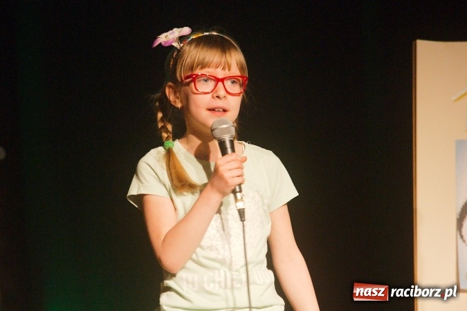 Zdjęcie w galerii na portalu naszraciborz.pl: W Młodzieżowym Domu Kultury śpiewali po niemiecku wiadomości z regionu