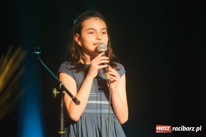 Zdjęcie w galerii na portalu naszraciborz.pl: W Młodzieżowym Domu Kultury śpiewali po niemiecku wiadomości z regionu