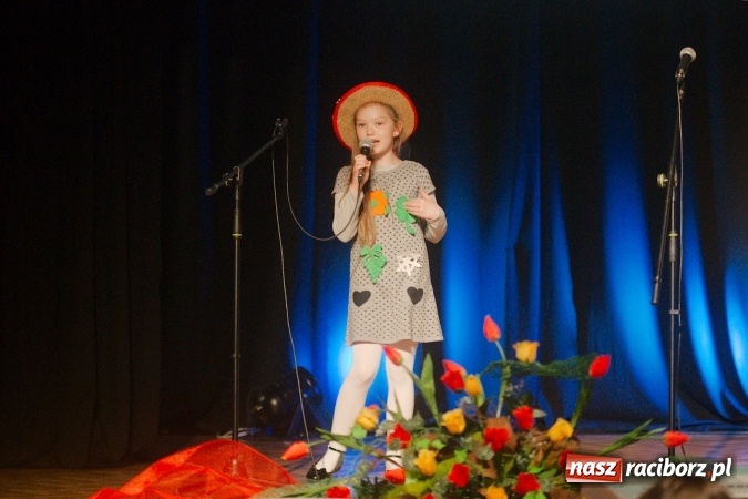 Zdjęcie w galerii na portalu naszraciborz.pl: W Młodzieżowym Domu Kultury śpiewali po niemiecku wiadomości z regionu