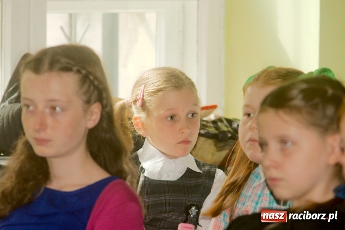 Zdjęcie w galerii na portalu naszraciborz.pl: W Młodzieżowym Domu Kultury śpiewali po niemiecku wiadomości z regionu