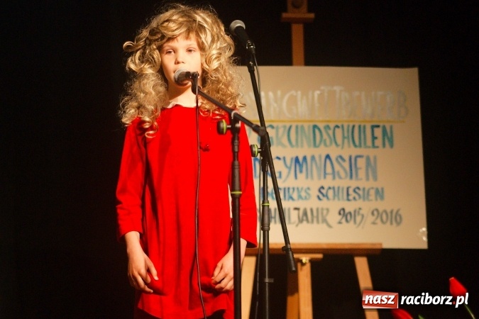 Zdjęcie w galerii na portalu naszraciborz.pl: W Młodzieżowym Domu Kultury śpiewali po niemiecku wiadomości z regionu