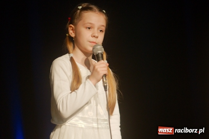 Zdjęcie w galerii na portalu naszraciborz.pl: W Młodzieżowym Domu Kultury śpiewali po niemiecku wiadomości z regionu